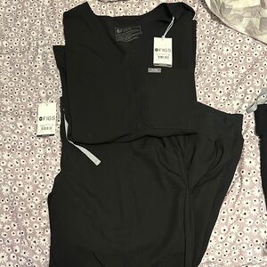 FIGS Black Scrub Set